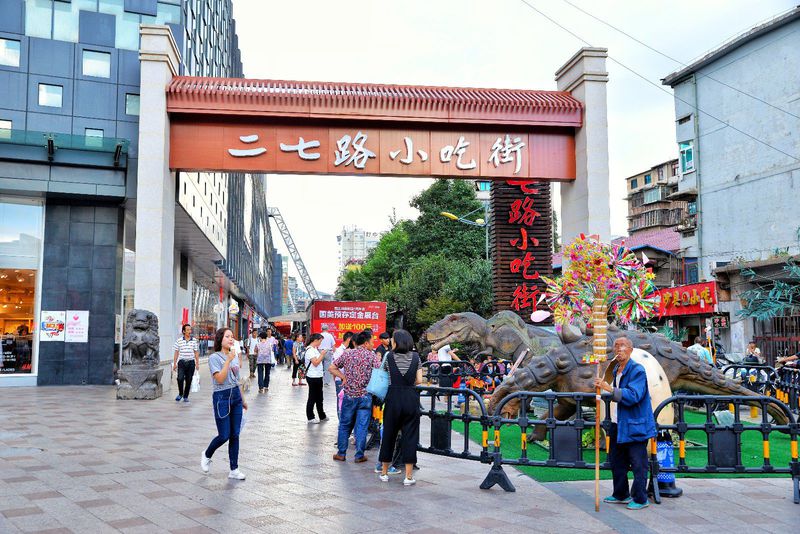 这里每天都吸引了无数游客和本地人前来品尝特色小吃.