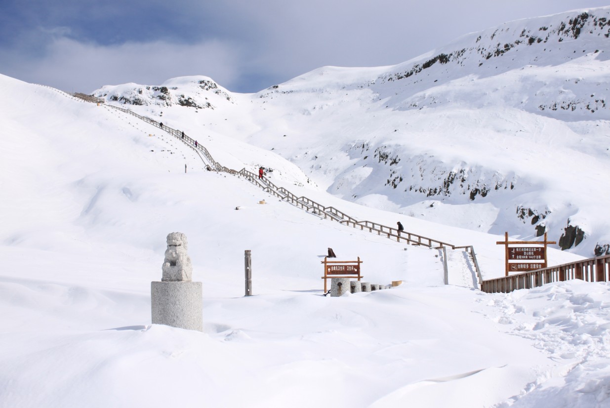 滑雪场海拔1034米,山体落差140米,吉林延边长白山和平滑雪场坐落在我