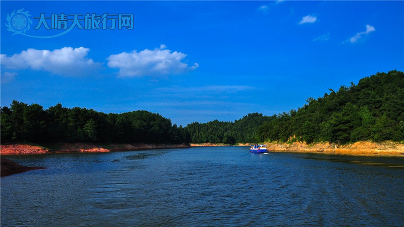 红枫湖风景区:位于贵阳市西郊,红枫湖风景名胜区上有大大小小178个岛屿,这些岛屿有的似巨礁,有的像屏障,有的如浅渚。湖中有山,山中有洞,登高远望,只见湖面上星星点点,浩浩渺渺,美不胜收。每到金秋,枫叶红似火焰,映得满湖通红,于是便将这座人工湖命名为"红枫湖"。还有一种说法是:在红枫湖形成之初,有人从空中俯瞰,发现这座喀斯特高原上的湖泊,被穿插其中的座座小山切割成了一幅美丽的图画,恰似一片飘落在大地上的枫叶,于是得名。 湖区分北湖、中湖、南湖和后湖。四湖风韵各异:北湖碧波万顷,中湖水狭