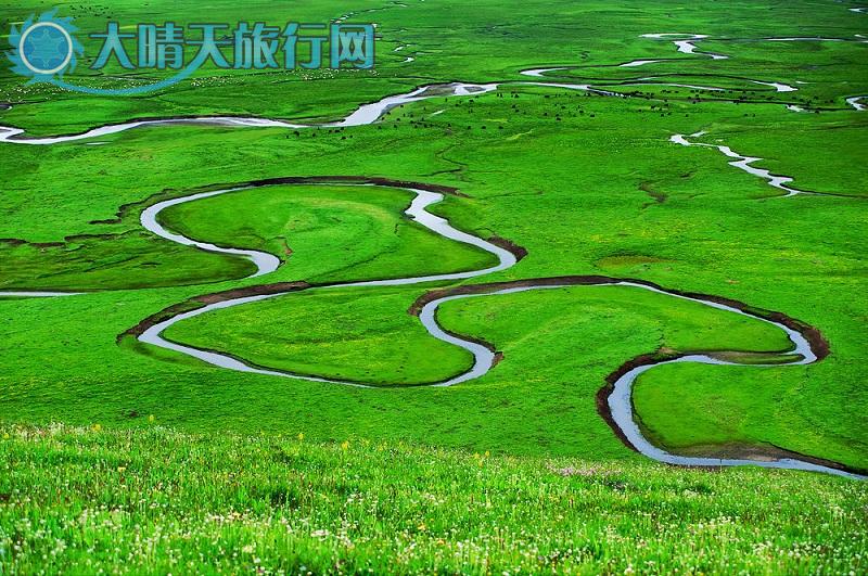 玛曲县位于甘南藏族自治州西南部,地处青,甘,川三省交界,玛曲县风光_观赏网 玛曲县位于甘南藏族自治州西南部,地处青、甘、川三省交界,玛曲县风光(20张)是青藏高原东部边缘上一个藏民族为主,多民族聚居的纯牧业县。也许出于黄河对这片神奇土地的迷恋她流经该县并形成180度的大转弯,把美丽的玛曲拥容在这独特的第一湾里, 构成了草原上这一秀丽的风景线黄河首曲。