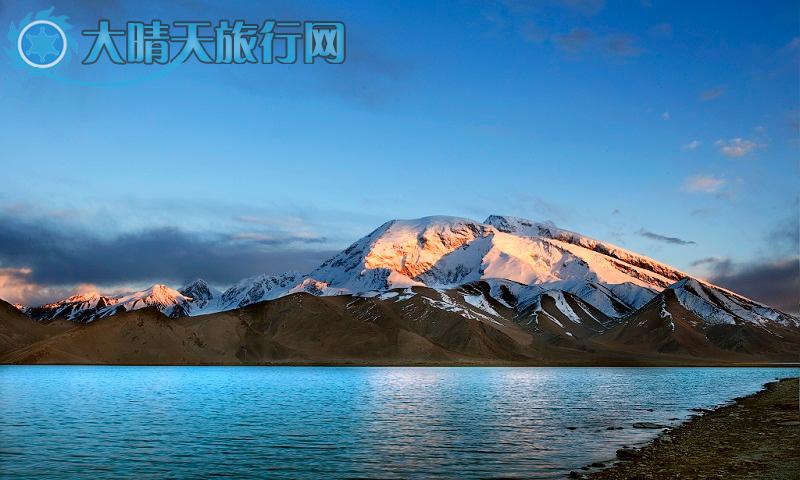 保护区位于新疆维吾尔自治区塔古克自治县境内,地处天山、昆仑山、喀刺昆仑山、喜马拉雅山和兴都库什山交汇而成的山结的东帕米尔高原上。 保护区属高山山区,海拔平均在4000米以上。海拔8611米的世界第二高峰 乔戈里峰屹立于保护区的南向。高原6000米以上终年积雪的高峰构成一片银白世界,塔什库尔干高原野生动物保护区就在这冰峰雪岭的环境之中,帕米尔在造山运动中和青藏高原一起隆起,由前震旦、石炭、二叠、依罗系等变质沉积岩和前寒武纪、华西力期花岗岩组成。由于强烈切割作用,高原上高山谷地相对高差多在10002000