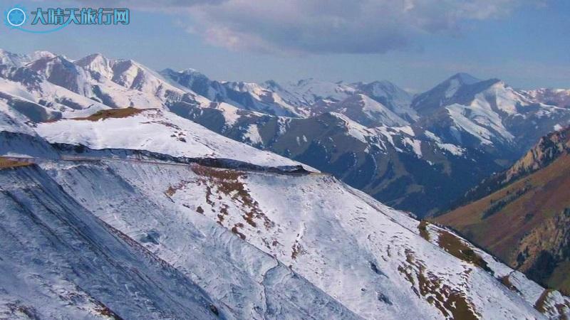 独库公路以北疆油城独山子为起点,由北向南沿奎屯河的干支流向天山深处盘旋上升。曲折壮观的独库公路沿途穿过天山海拔3700米的铁里买提达坂。海拔3390米的哈希勒根达坂隧道,是中国海拔最高的隧道。公路上还修有百米的防雪长廊,可使悬崖上的崩雪翻落到公路旁深沟中去,不失为独特的一景。 独库公路修建于上世纪70年代,是条战备国防公路。该路段北起独山子,南至库车,全长562.