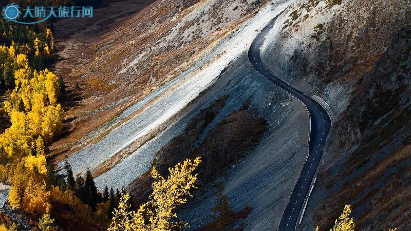 独库公路以北疆油城独山子为起点,由北向南沿奎屯河的干支流向天山深处盘旋上升。曲折壮观的独库公路沿途穿过天山海拔3700米的铁里买提达坂。海拔3390米的哈希勒根达坂隧道,是中国海拔最高的隧道。公路上还修有百米的防雪长廊,可使悬崖上的崩雪翻落到公路旁深沟中去,不失为独特的一景。 独库公路修建于上世纪70年代,是条战备国防公路。该路段北起独山子,南至库车,全长562.